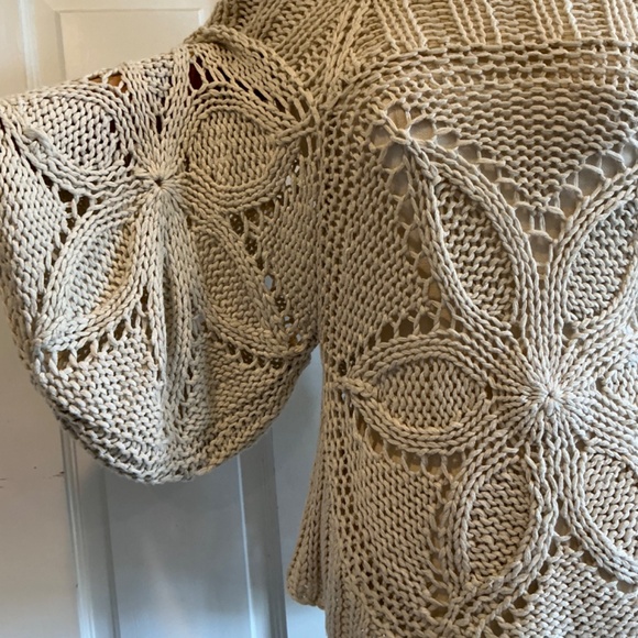 Fun cable knit sweater with a large floral pattern - Picture 2 of 4